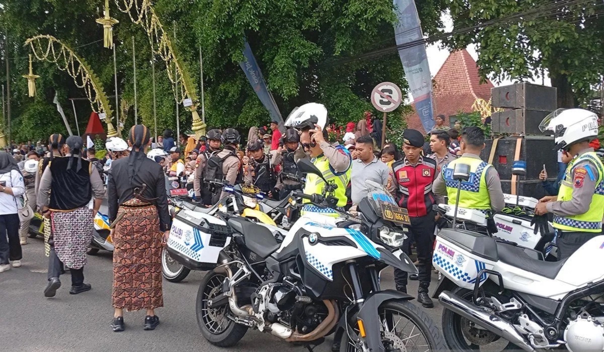 polisi bantu amankan prosesi kirab pusaka di banyumas 84200