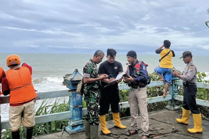 polisi bantu pencarian 5 wisatawan yang terseret ombak di pantai jembatan panjang 60724