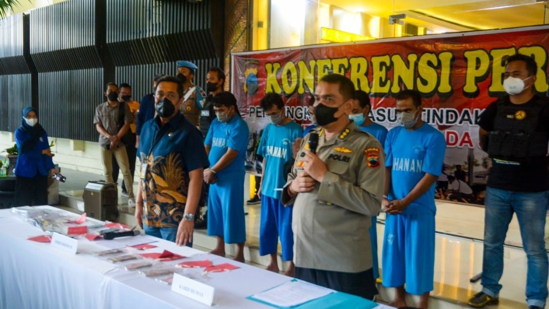 polisi bekuk komplotan spesialis pembobol brangkas kantor korban dengan kerugian rp 12 miliar 17518