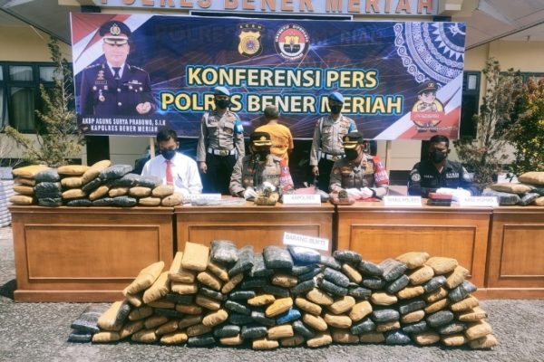 polisi bekuk kurir narkoba 147kg ganja siap edar 24581