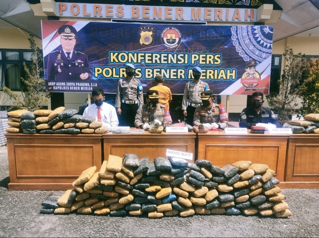 polisi bekuk kurir narkoba 147kg ganja siap edar 24581