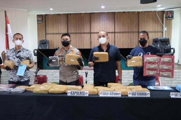 polisi berhasil bekuk delapan pengedar narkoba dengan ganja seberat 242kg 17637