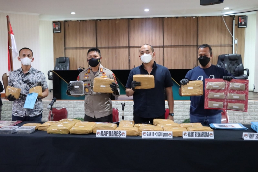 polisi berhasil bekuk delapan pengedar narkoba dengan ganja seberat 242kg 17637