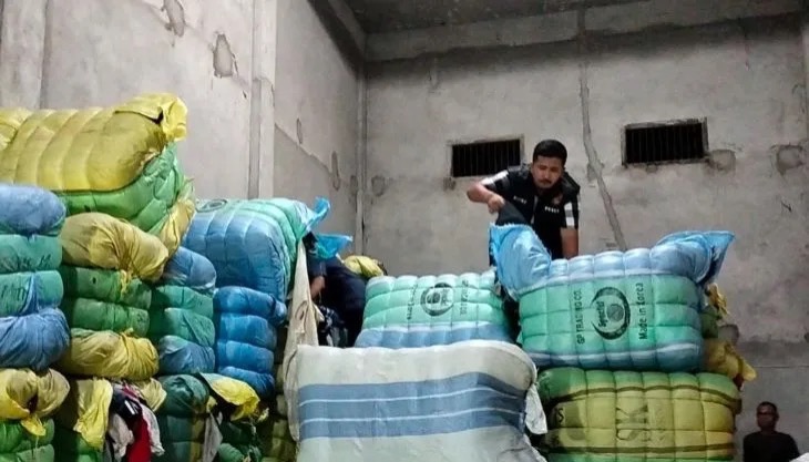 polisi berhasil bongkar gudang pakaian bekas di muaro jambi 56034