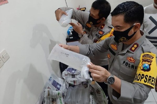 polisi berhasil gagalkan penyelundupan 41 786 benih lobster di trenggalek 15672
