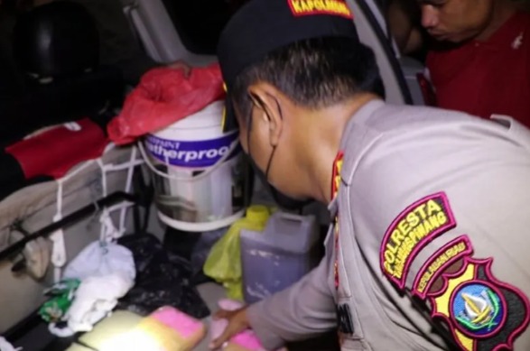 polisi berhasil gagalkan penyelundupan 4kg narkotika dari johor 60740