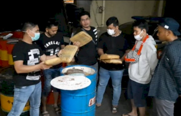 polisi berhasil gagalkan penyelundupan ganja 100 kilogram yang disimpan dalam drum 16010