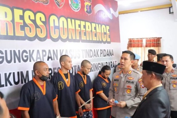 polisi berhasil gagalkan peredaran 5kg sabu di kalteng 57657
