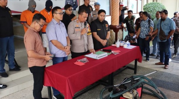 polisi berhasil membongkar penyalahgunaan 5 ton solar bbm bersubsidi di banyuwangi 61180