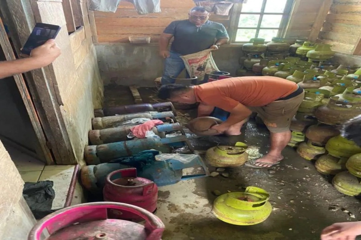 polisi berhasil menangkap 2 pelaku pengoplosan tabung gas bersubsidi di sumut 69792