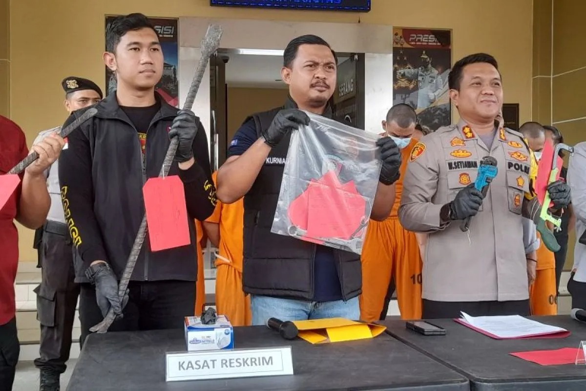 polisi berhasil menangkap 6 pelaku spesialis pencurian rambu lalu lintas di serang 65314