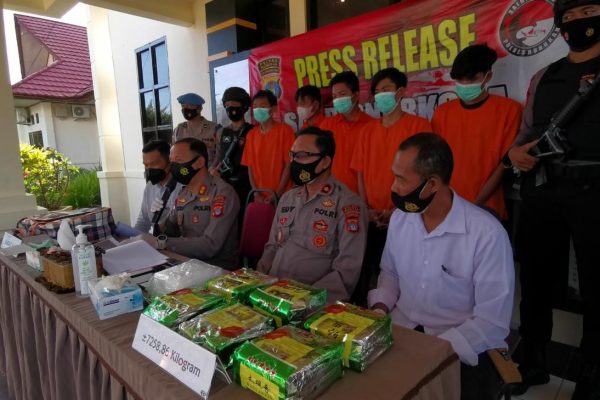 polisi berhasil menangkap kurir narkoba dan mengamankan 1 kilogram sabu 49632