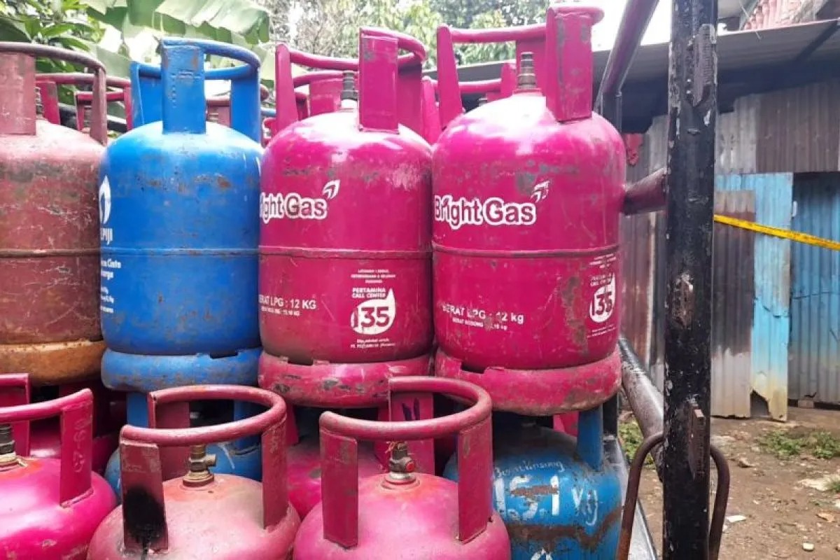polisi berhasil menangkap pelaku pengoplos tabung gas subsidi 3 kg di delitua 62157