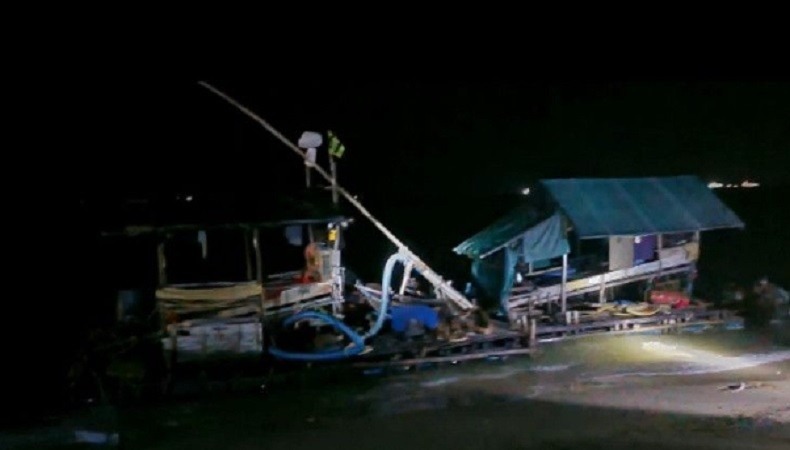 polisi berhasil menyita 2 ponton isap tambang ilegal di pantai tembelok dan keranggan 59011