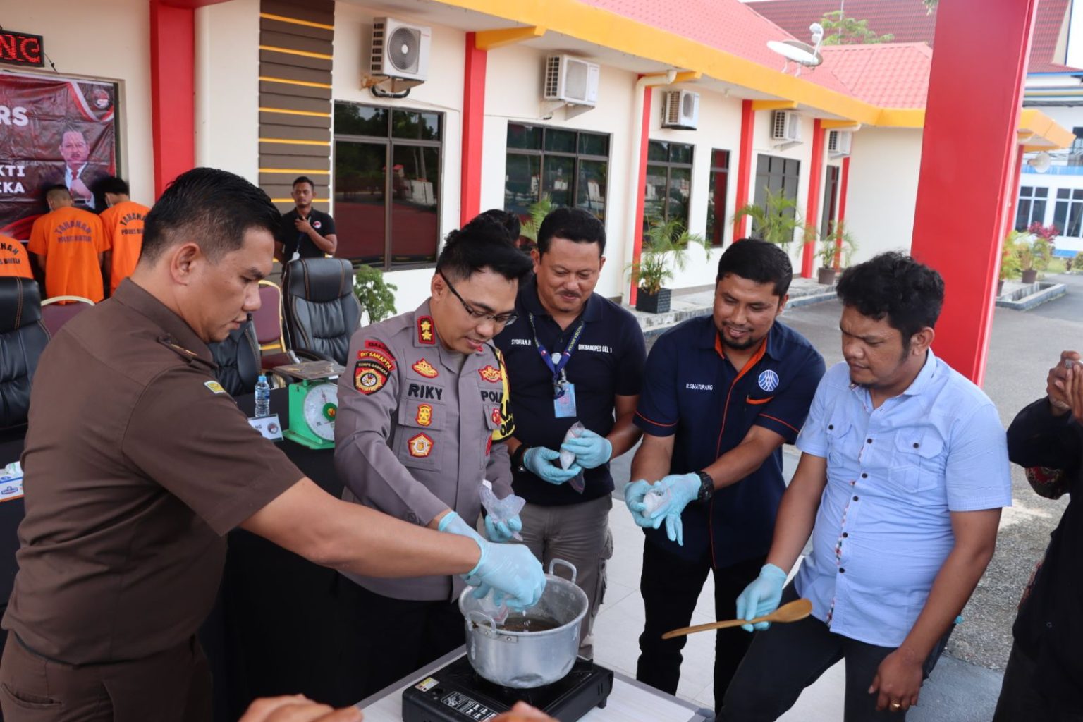 polisi berhasil musnahkan bb narkotika senilai 140 juta di bintan 69855