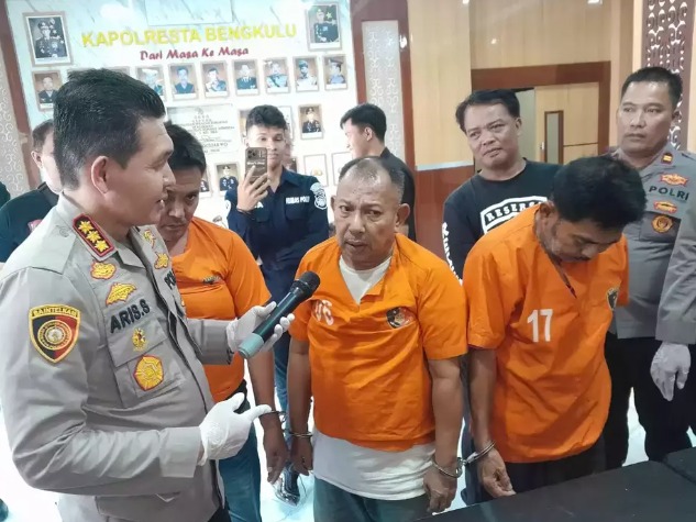 polisi berhasil ringkus komplotan hipnotis modus jual batu merah delima palsu 60583