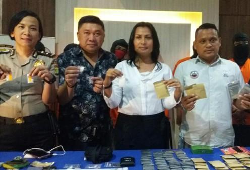 polisi berhasil tangkap pelaku pengedar tembakau gorilla seberat 27 kg 15816