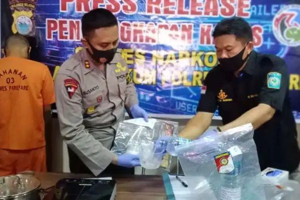 polisi berhasil ungkap peredaran sabu cair senilai rp15 miliar 15677
