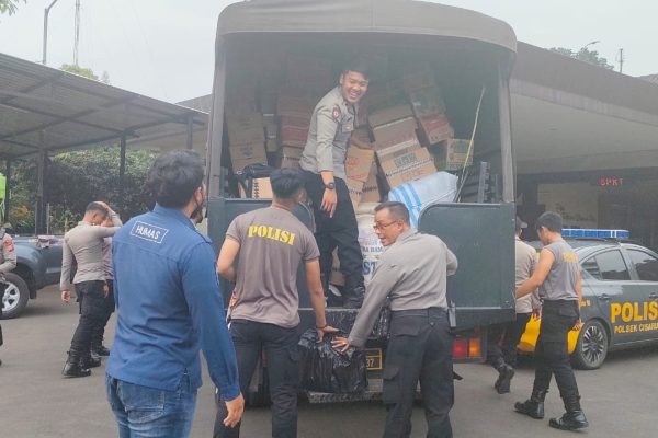 polisi beri bantuan sembako tahap iv bersams hmi untuk korban gempa cianjur 51861