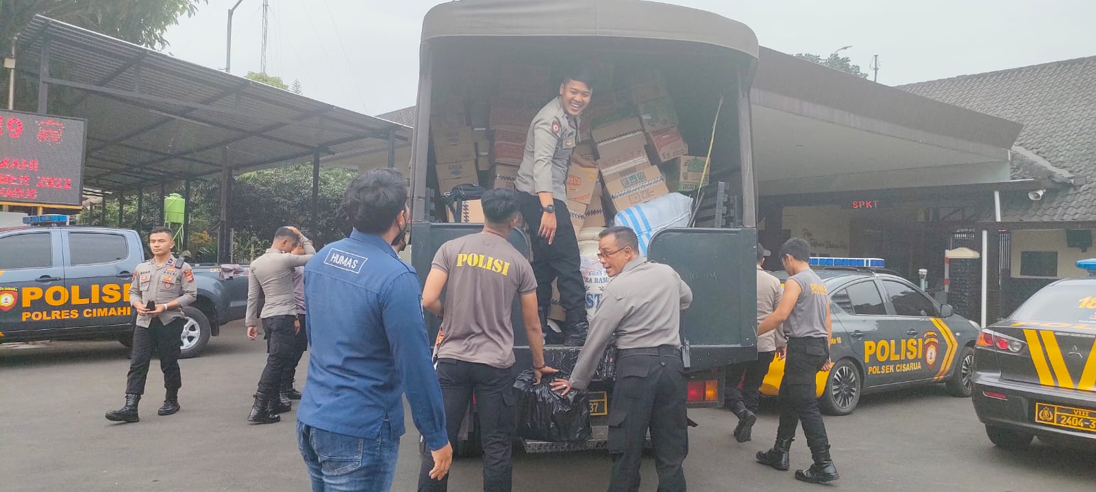 polisi beri bantuan sembako tahap iv bersams hmi untuk korban gempa cianjur 51861