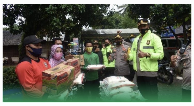 polisi berikan bantuan pada warga koban banjir di paringin selatan dan juai 11829