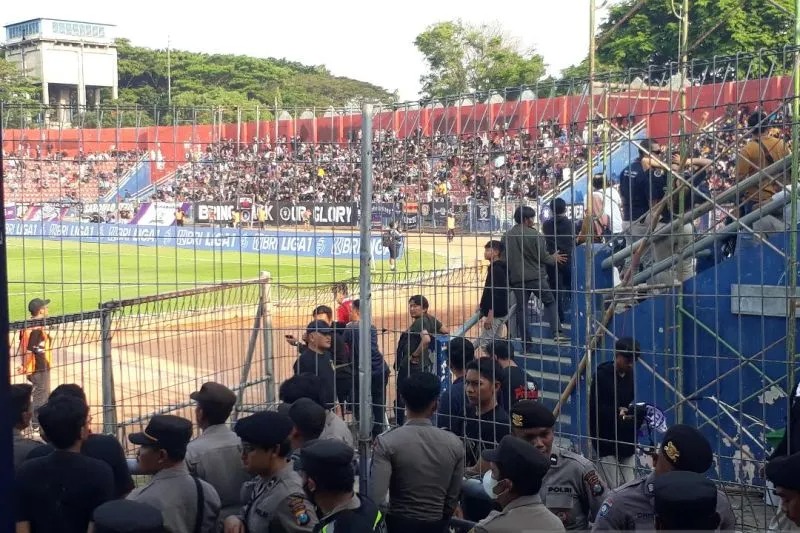polisi berikan pengamanan terhadap puluhan suporter pada laga persik melawan arema 61053