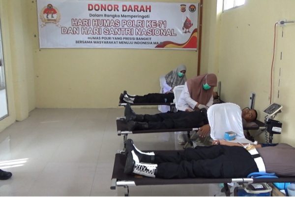 polisi bersama dengan santri dan wartawan gelar donor darah 50936