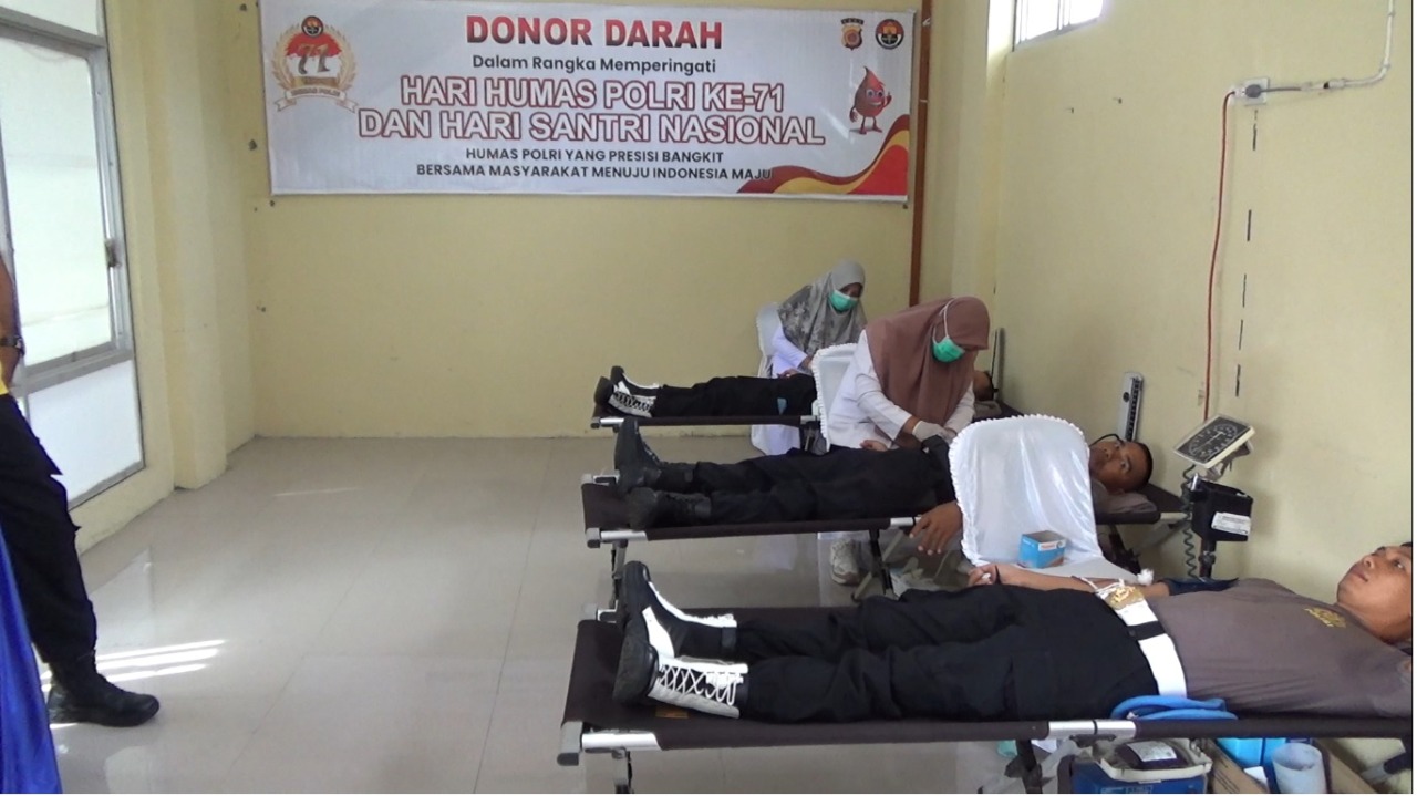 polisi bersama dengan santri dan wartawan gelar donor darah 50936