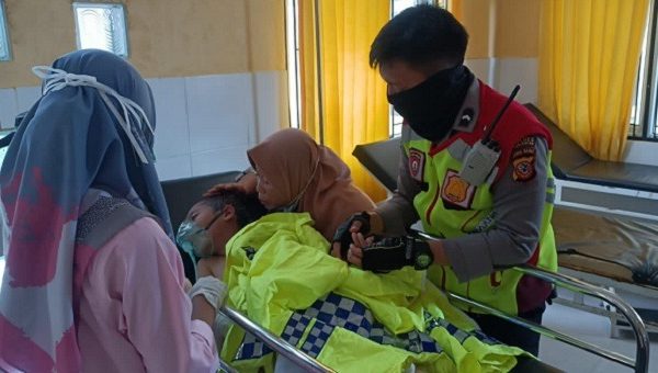 polisi dan tim medis gerai vaksin pos pam wisata karanghawu berikan pertolongan pertama pada anak korban tenggelam 9945