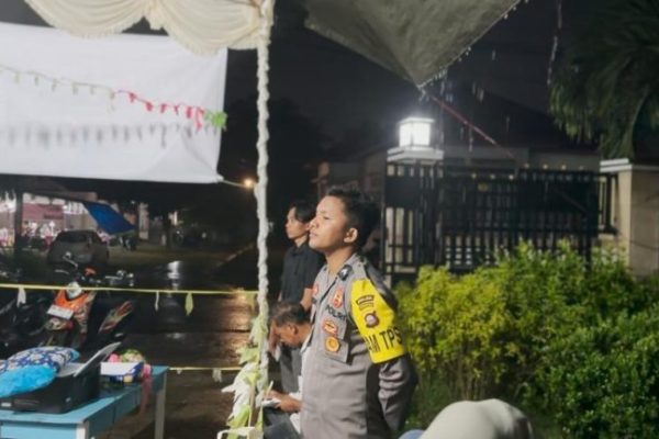polisi di gorontalo bripda yusran tetap jaga tps walaupun kena musibah rumahnya kebakaran 70352