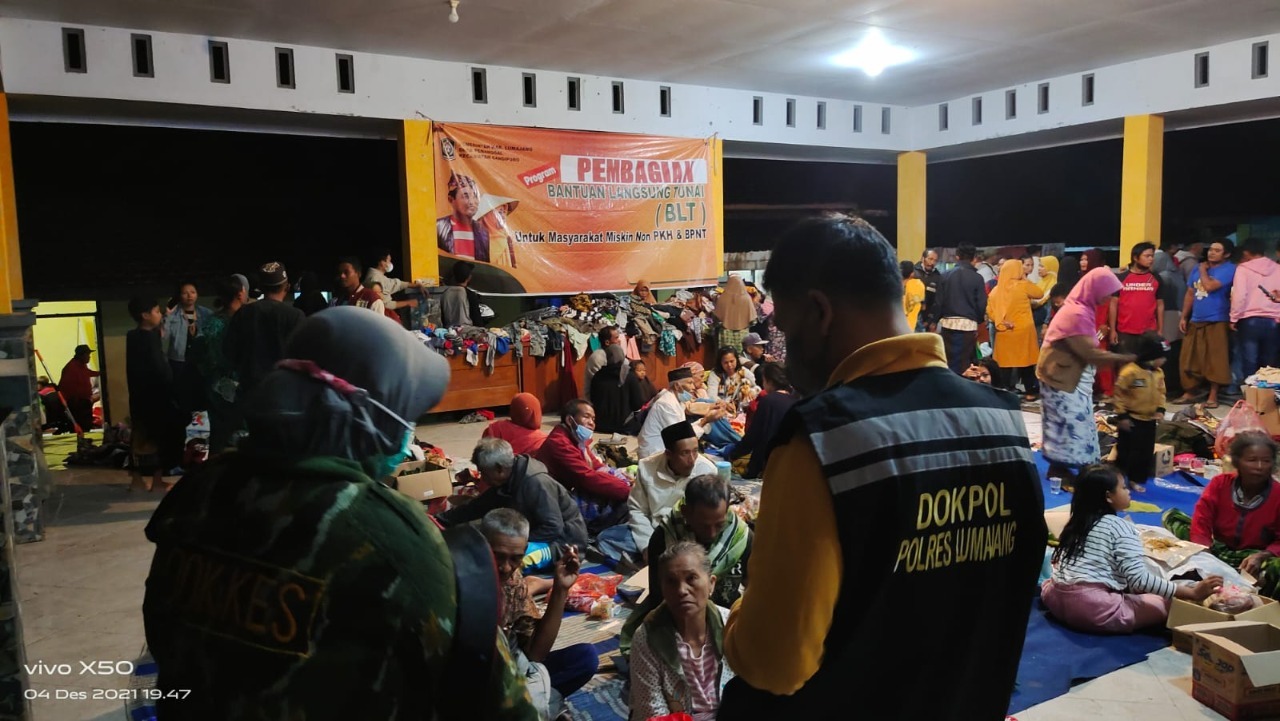 polisi dirikan posko kesehatan bantu korban erupsi gunung semeru 25275
