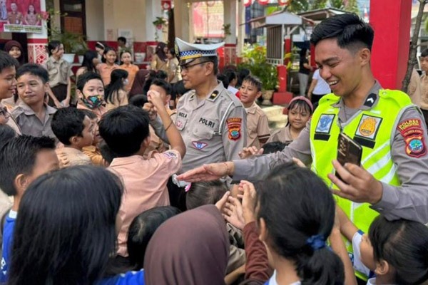 polisi edukasikan tertib berlalulintas sejak dini dalam kegiatan polisi sahabat anak 67414