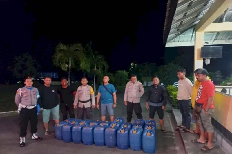 polisi gagalkan pengiriman 735 liter miras jenis moke di ntt 59611
