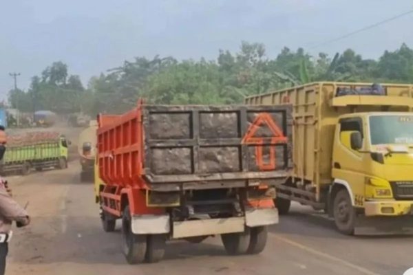 polisi hentikan sementara lalu lintas truk batu bara di jambi 72172