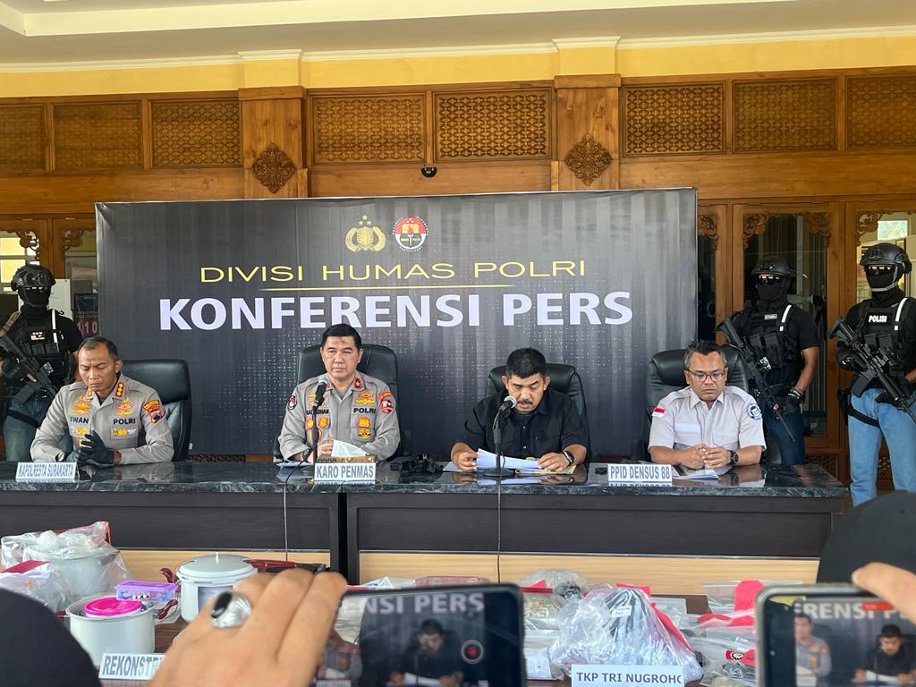 polisi jabarkan jaringan pelaku bom bunuh diri polsek astanaanyar 61872