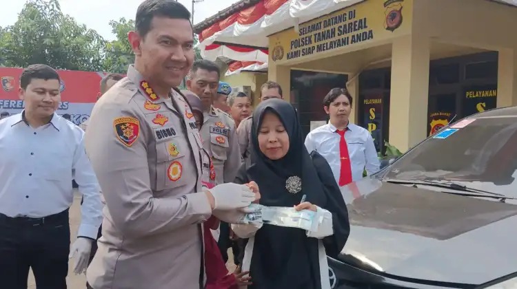 polisi kembalikan mobil warga bogor yang dicuri kepada pemilik 61409
