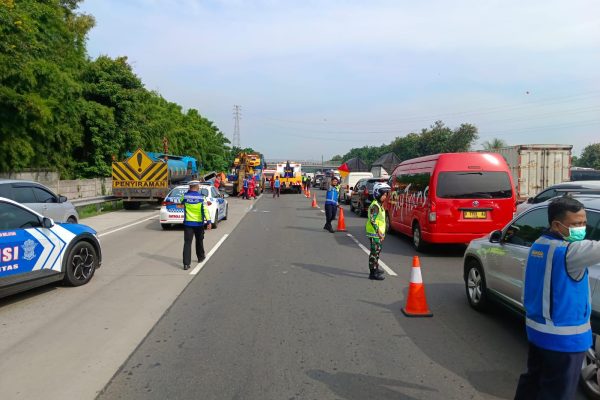 polisi lakukan olah tkp kecelakaan beruntun di tol japek 72349