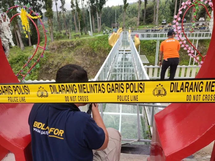 polisi lakukan pengecekan dan uji kelayakan lokasi di jembatan kaca the geong limpakuwus 65359