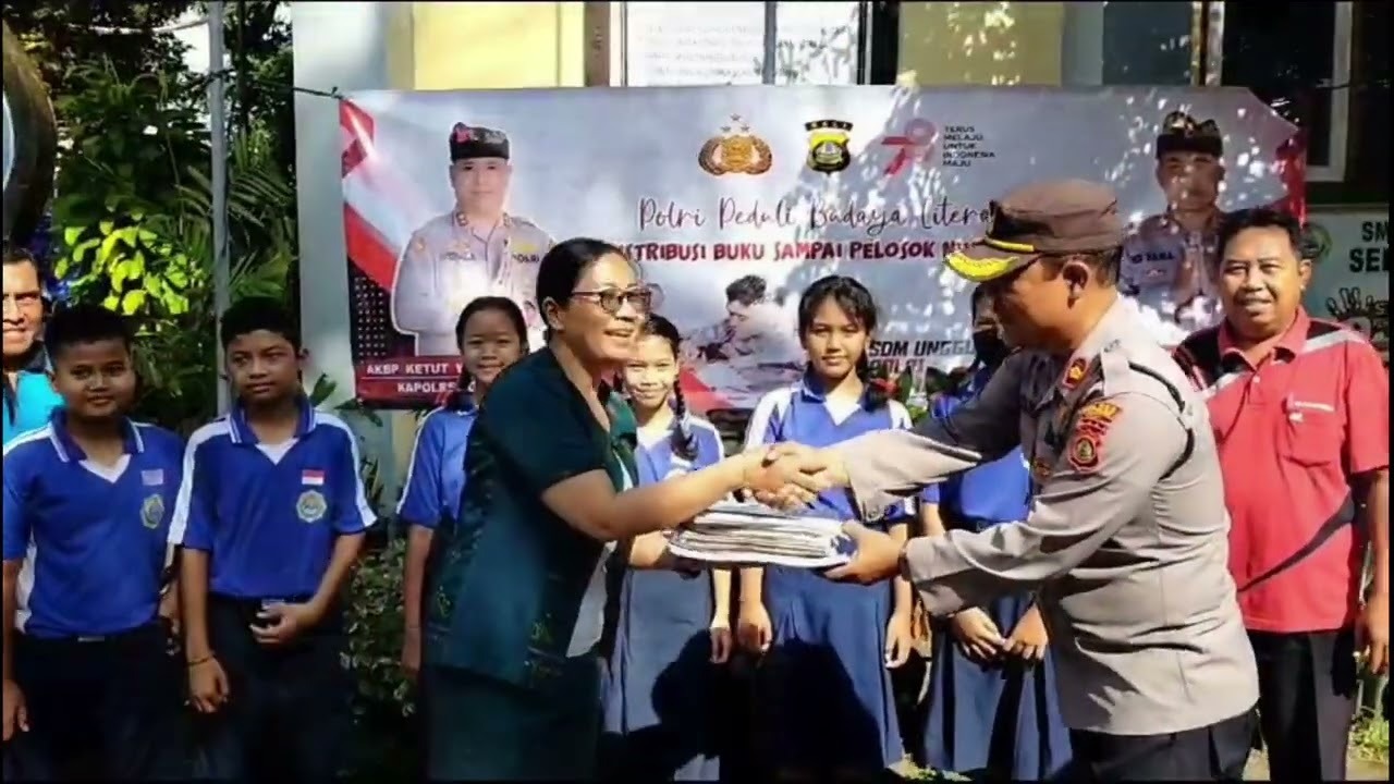 polisi melakukan kegiatan pendistribusian aneka buku bacaan bagi anak sekolah 63499