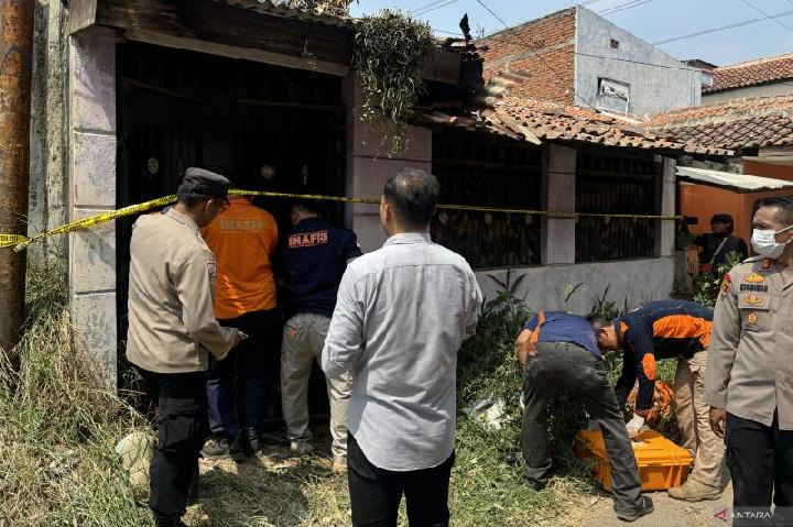 polisi menemukan kerangka ibu dan anak di bangunan kosong daerah bandung barat 77076