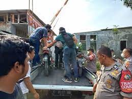 polisi menggeledah markas ormas dan mengamankan sejumlah senjata tajam 23085