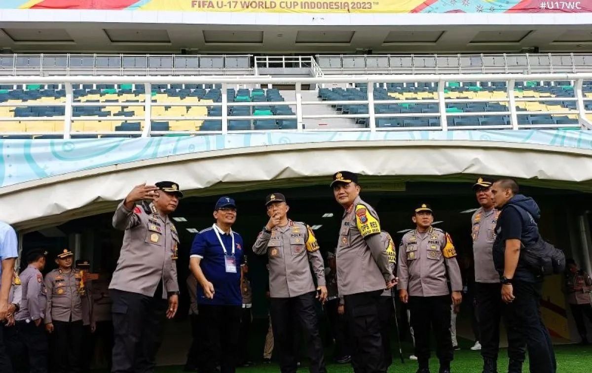 polisi meninjau stadion piala dunia u 17 dalam rangka operasi aman bacuya 2023 65814