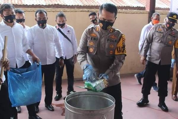 polisi musnahkan barang bukti narkotika sebanyak 15 kg hasil pengungkapan periode oktober november 2020 15824