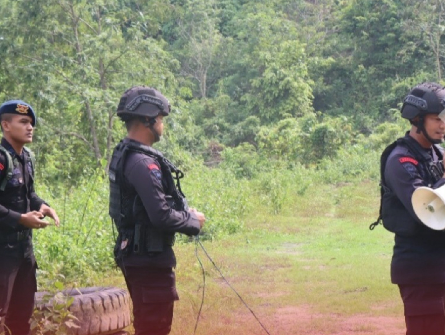 polisi musnahkan penemuan granat nanas di sawahlanto 66583