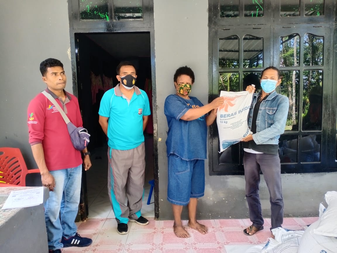 polisi papua distrik kwamki narama kawal pembagian beras dari kementrian sosial 13308
