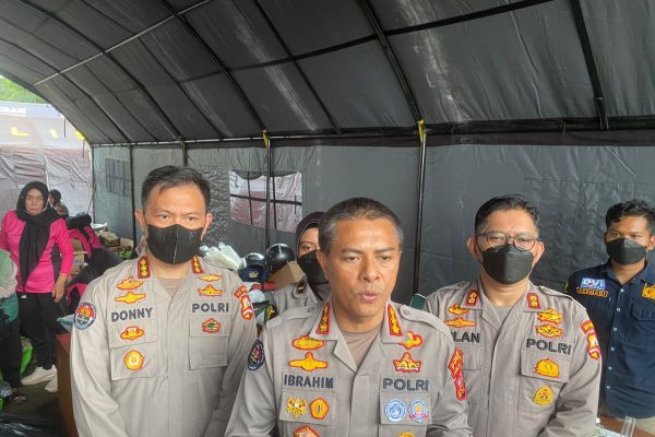 polisi periksa tujuh orang pencabutan stiker tenda pengungsi cianjur 52017