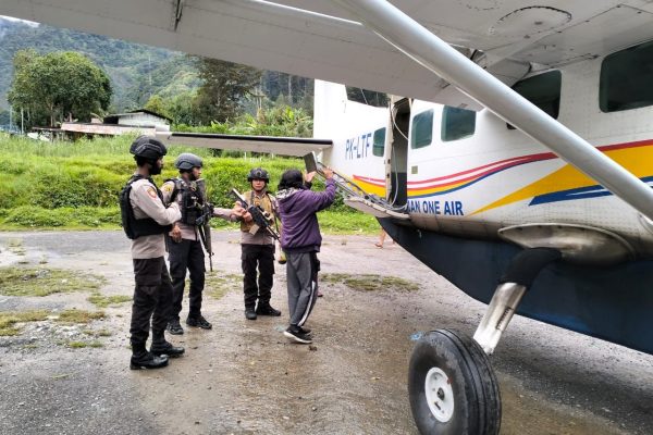 polisi pesawat asia one ditembaki otk 70265