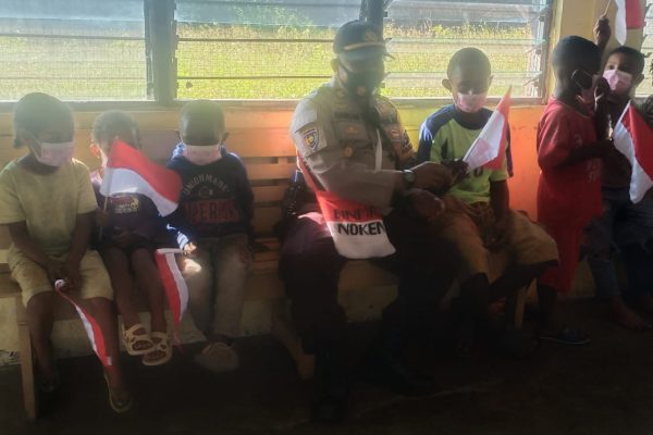 polisi pi ajar bagikan masker bagi anak anak panti asuhan pelangi wamena 9518
