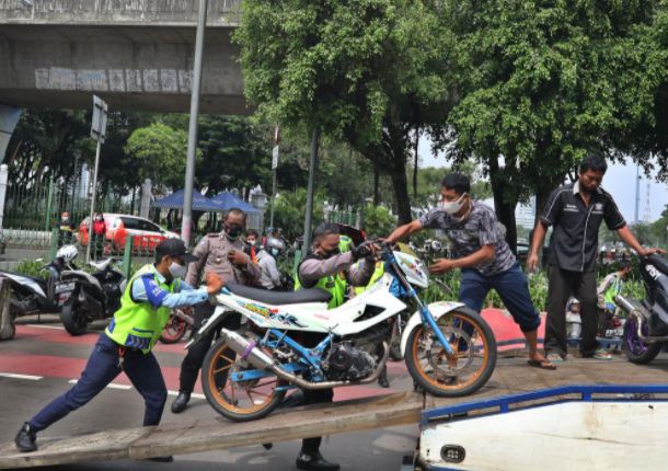polisi razia knalpot bising di monas dan sudirman 19856