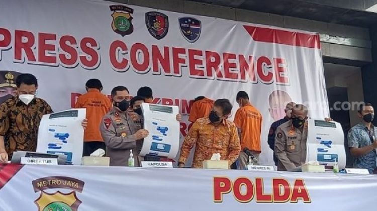 polisi ringkus tersangka ilegal akses jual sertifikat vaksin palsu senilai rp500 ribu 16422